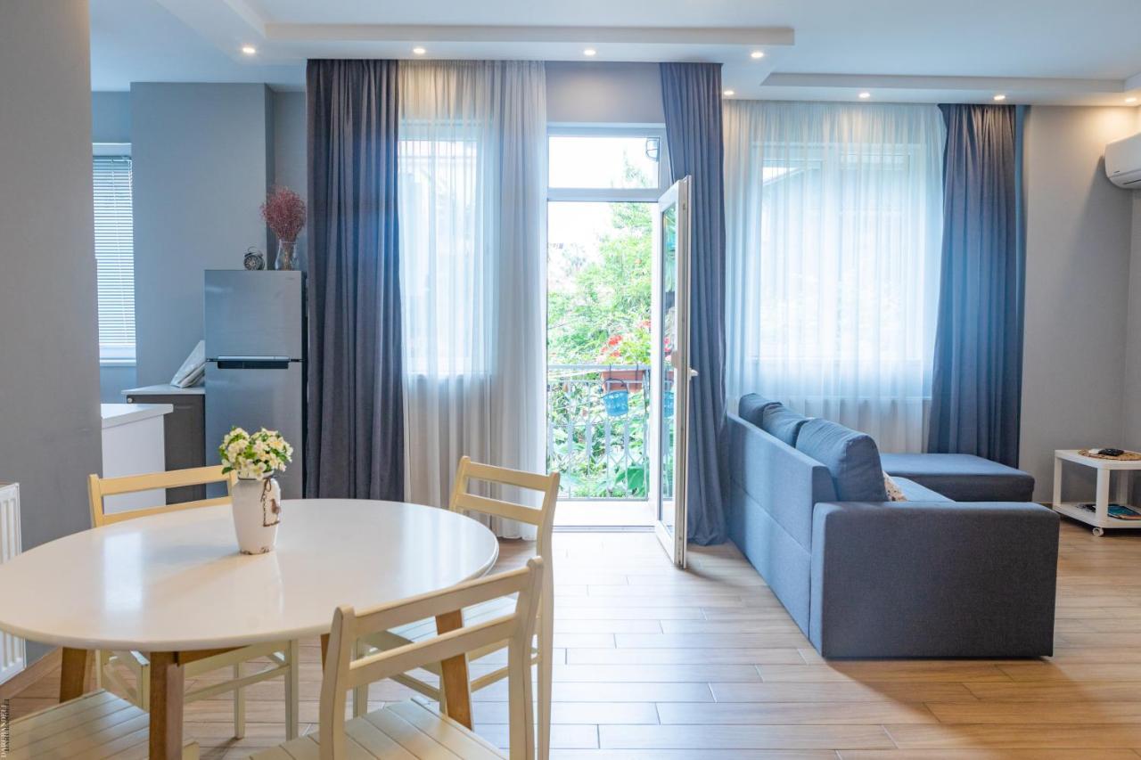 Apartment By The Sheraton Батуми Екстериор снимка